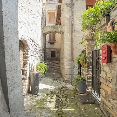 Pretty In Old Town By Rent Apartmán Carate Urio